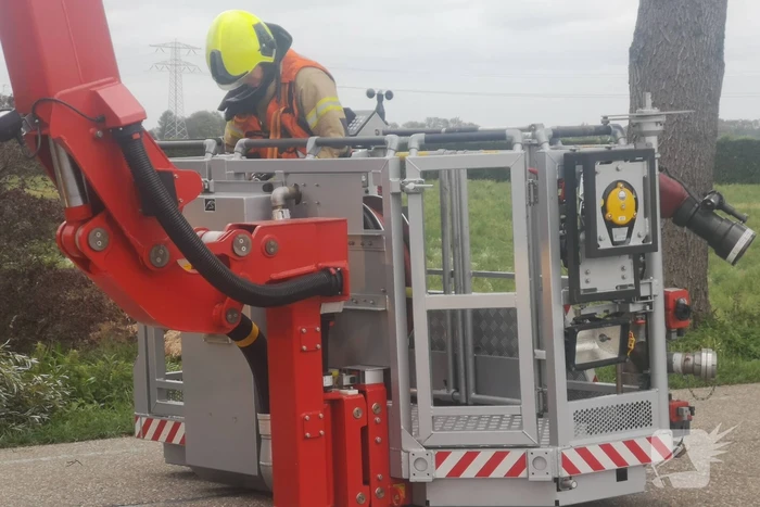Brandweer verwijderd loshangende takken