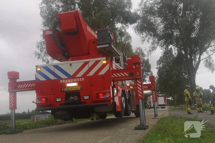Brandweer verwijderd loshangende takken
