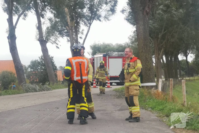 Brandweer verwijderd loshangende takken
