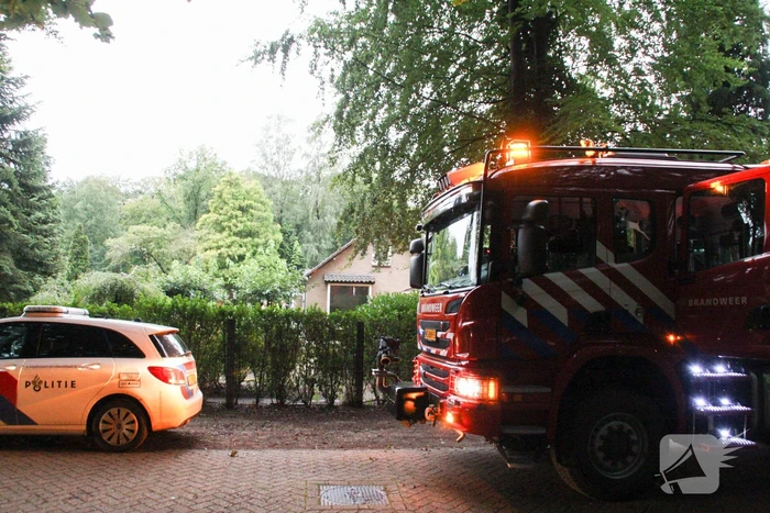Brandweer veegt schoorsteen na brand