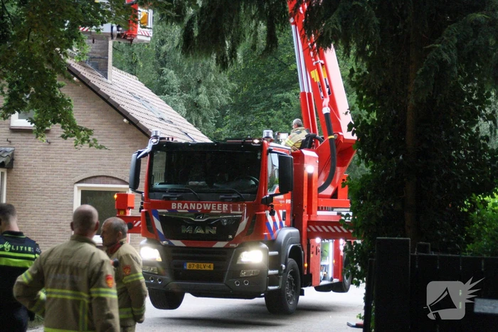 Brandweer veegt schoorsteen na brand