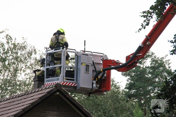 Brandweer veegt schoorsteen na brand