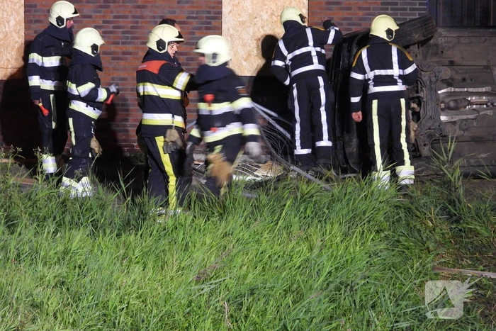 Auto raakt van de weg knalt tegen woning