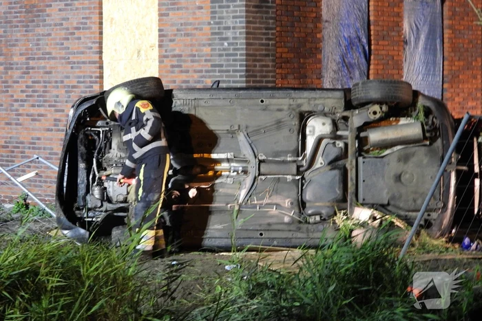 Auto raakt van de weg knalt tegen woning