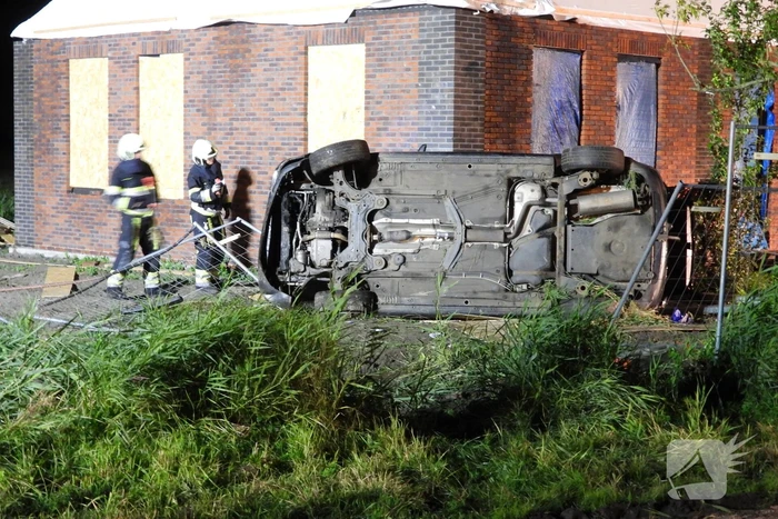 Auto raakt van de weg knalt tegen woning