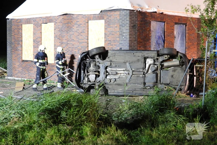 Auto raakt van de weg knalt tegen woning