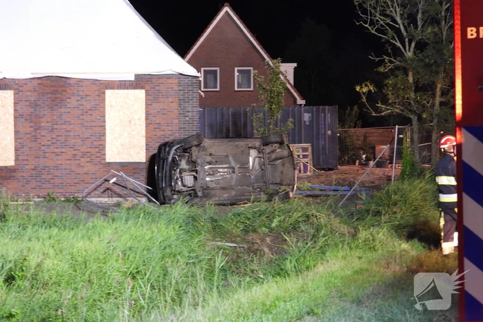 Auto raakt van de weg knalt tegen woning
