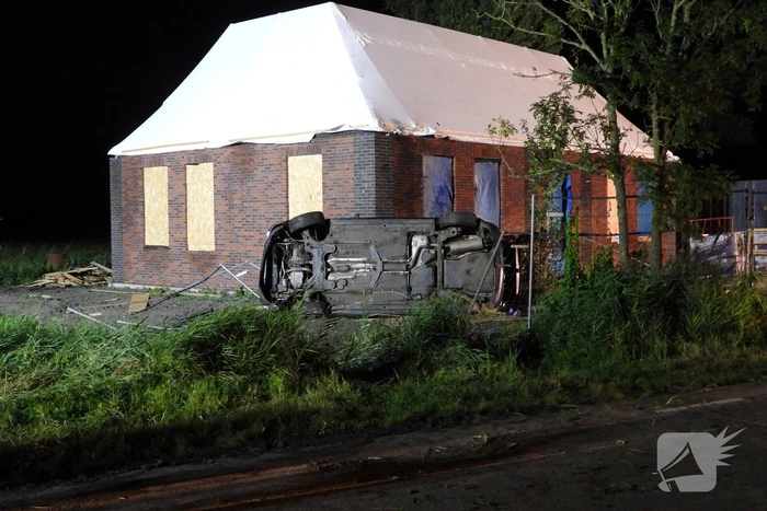 Auto raakt van de weg knalt tegen woning