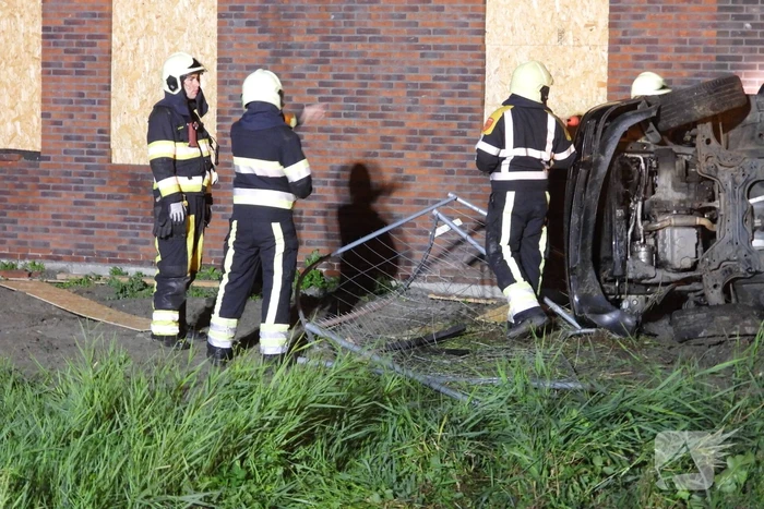 Auto raakt van de weg knalt tegen woning