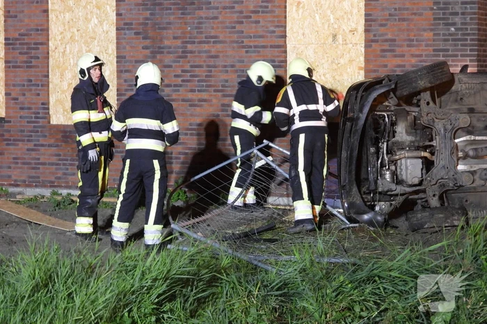 Auto raakt van de weg knalt tegen woning