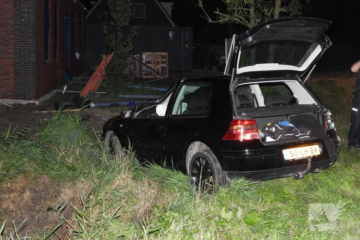 Auto raakt van de weg knalt tegen woning
