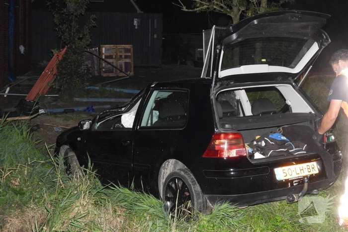 Auto raakt van de weg knalt tegen woning
