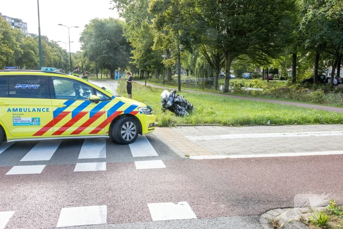 Motorrijder gewond naar ziekenhuis na harde val