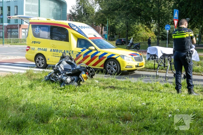 Motorrijder gewond naar ziekenhuis na harde val