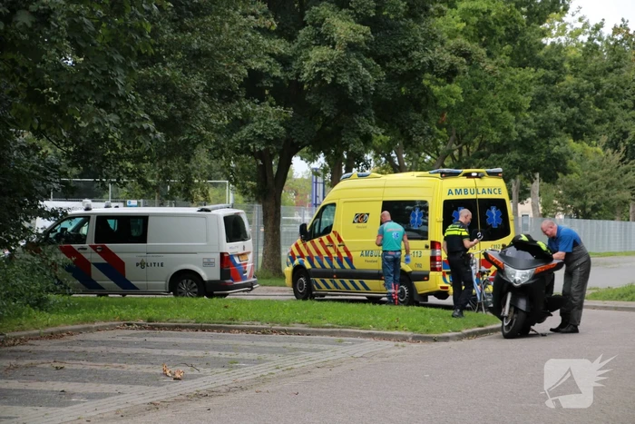 Motor komt in botsing met fietsster