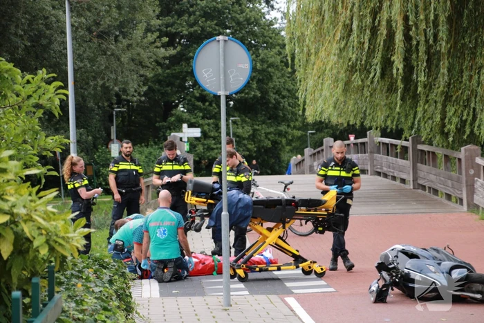 Scooterrijder gaat hard onderuit en raakt gewond