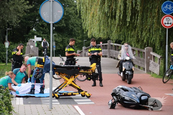 Scooterrijder gaat hard onderuit en raakt gewond