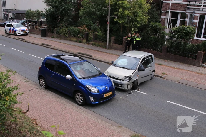 Twee gewonde bij frontale aanrijding