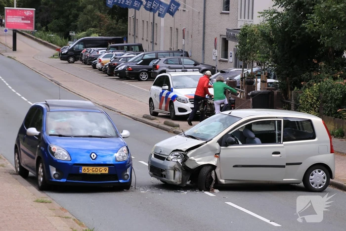 Twee gewonde bij frontale aanrijding