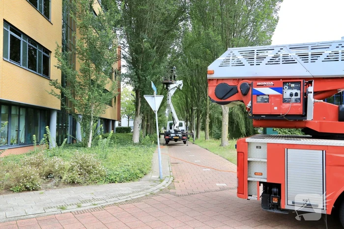 Glazenwasser vier uur vast in hoogwerker