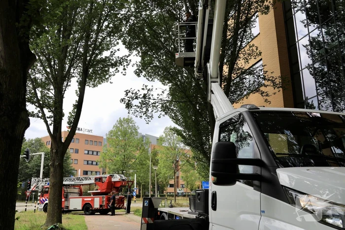 Glazenwasser vier uur vast in hoogwerker