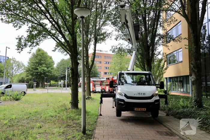 Glazenwasser vier uur vast in hoogwerker