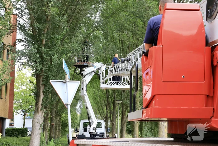 Glazenwasser vier uur vast in hoogwerker