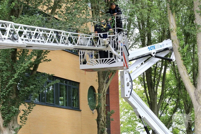 Glazenwasser vier uur vast in hoogwerker