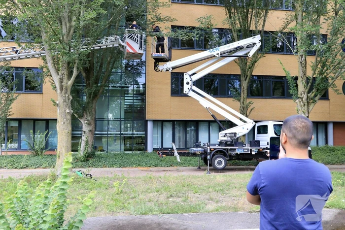 Glazenwasser vier uur vast in hoogwerker