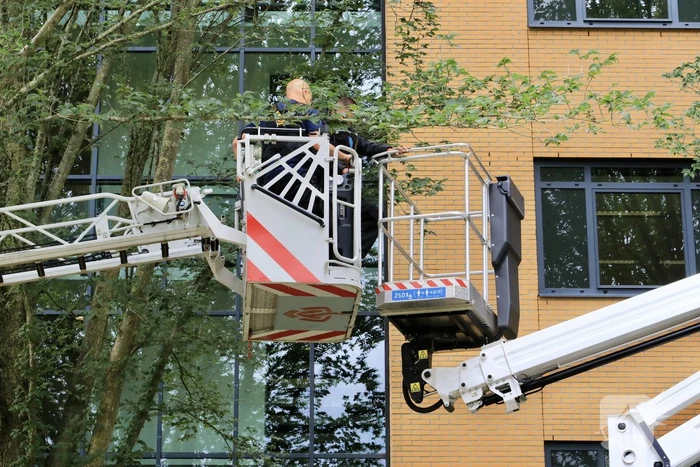 Glazenwasser vier uur vast in hoogwerker