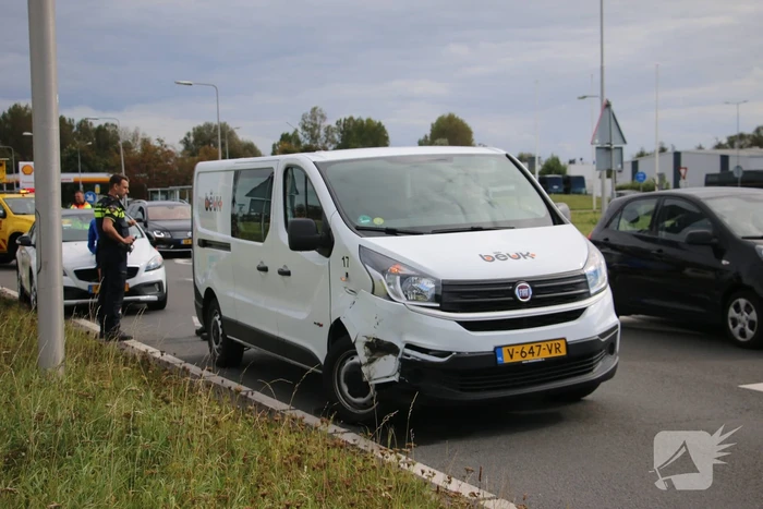 Flinke verkeershinder na botsing tussen auto en bestelbus