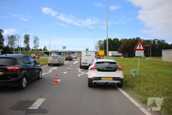Flinke verkeershinder na botsing tussen auto en bestelbus