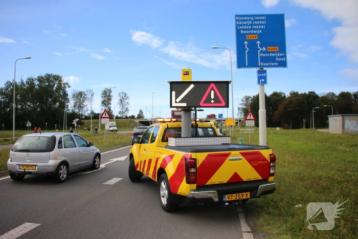Flinke verkeershinder na botsing tussen auto en bestelbus