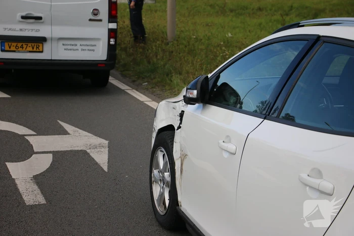 Flinke verkeershinder na botsing tussen auto en bestelbus