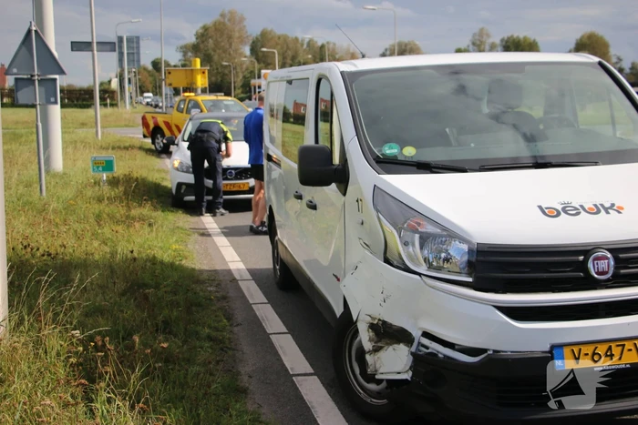 Flinke verkeershinder na botsing tussen auto en bestelbus
