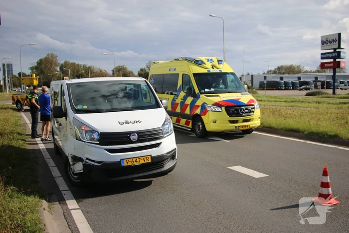 Flinke verkeershinder na botsing tussen auto en bestelbus
