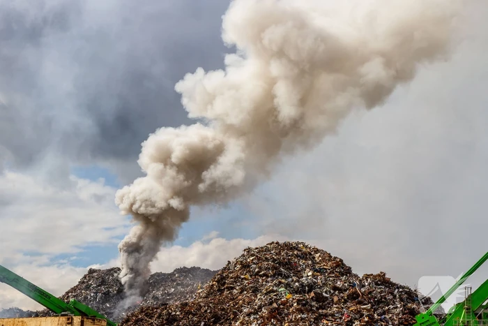 Flinke rookwolken bij brand metaalrecycling E.M.R.
