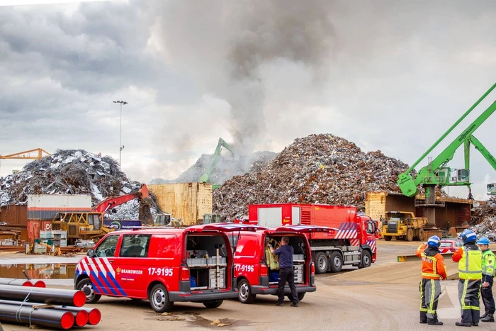 Flinke rookwolken bij brand metaalrecycling E.M.R.