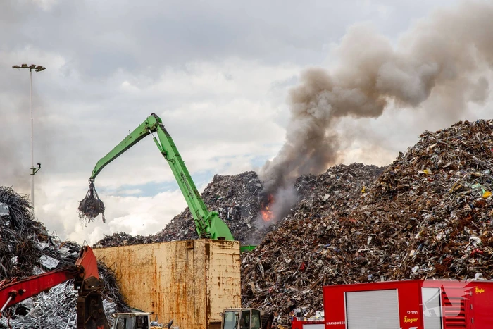 Flinke rookwolken bij brand metaalrecycling E.M.R.