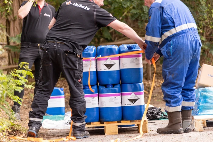 Lekkende vaten uit vrachtwagen gehaald