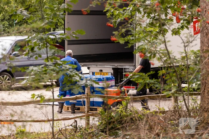 Lekkende vaten uit vrachtwagen gehaald