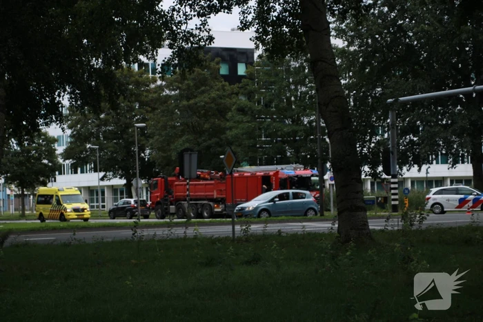 Schade na aanrijding tussen vrachtwagen en personenauto