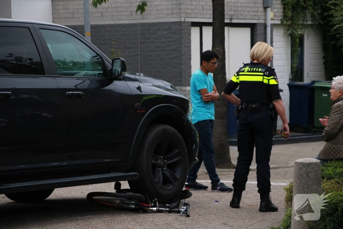 Kind op fiets aangereden door auto