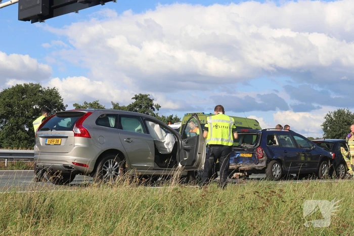 Meerdere gewonden bij ongeval op snelweg met meerdere voertuigen