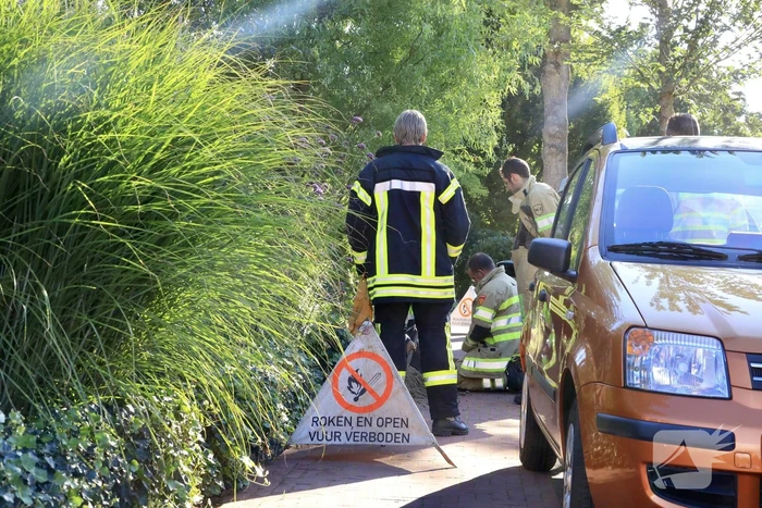 Gasleiding geraakt bij plaatsen tuinbank
