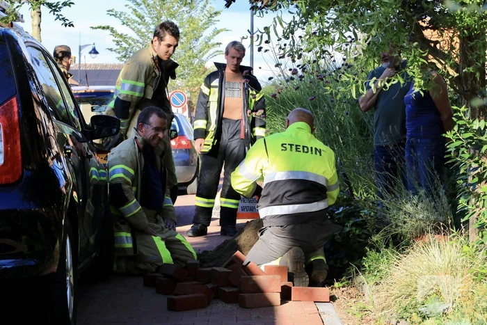 Gasleiding geraakt bij plaatsen tuinbank