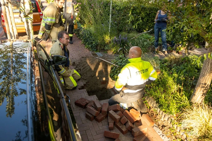 Gasleiding geraakt bij plaatsen tuinbank