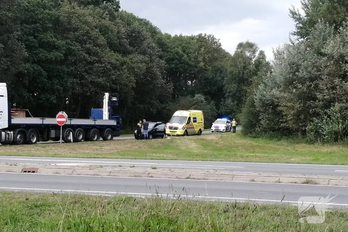 Auto botst op vrachtwagen