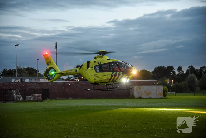 Traumahelikopter trekt bekijks van omstanders