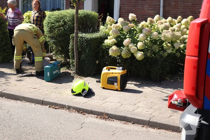 Hark doorboord voet van man en zit muurvast